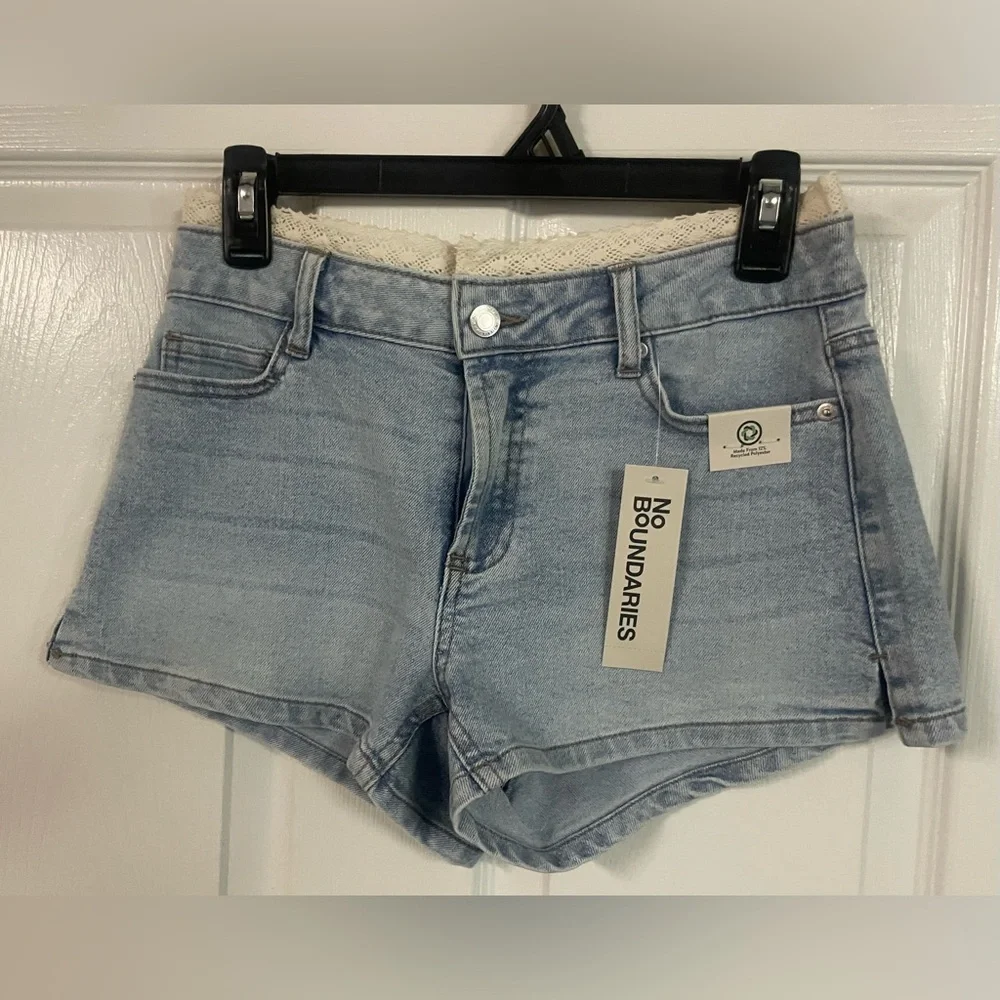 NWT No Boundaries Light Wash Denim Shorts Size 0 Mid‎ Rise Crochet Trim Juniors